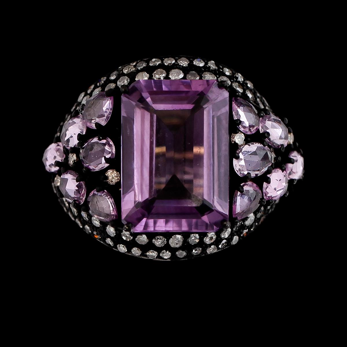 RING, guld/rhodinerat/svärtat silver, ametist ca 8.00 ct, rosa safirer tot ca 5.50 ct. diamanter tot ca 1.10 ct.