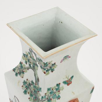 A Chinese famille rose vase, early 20th Century.