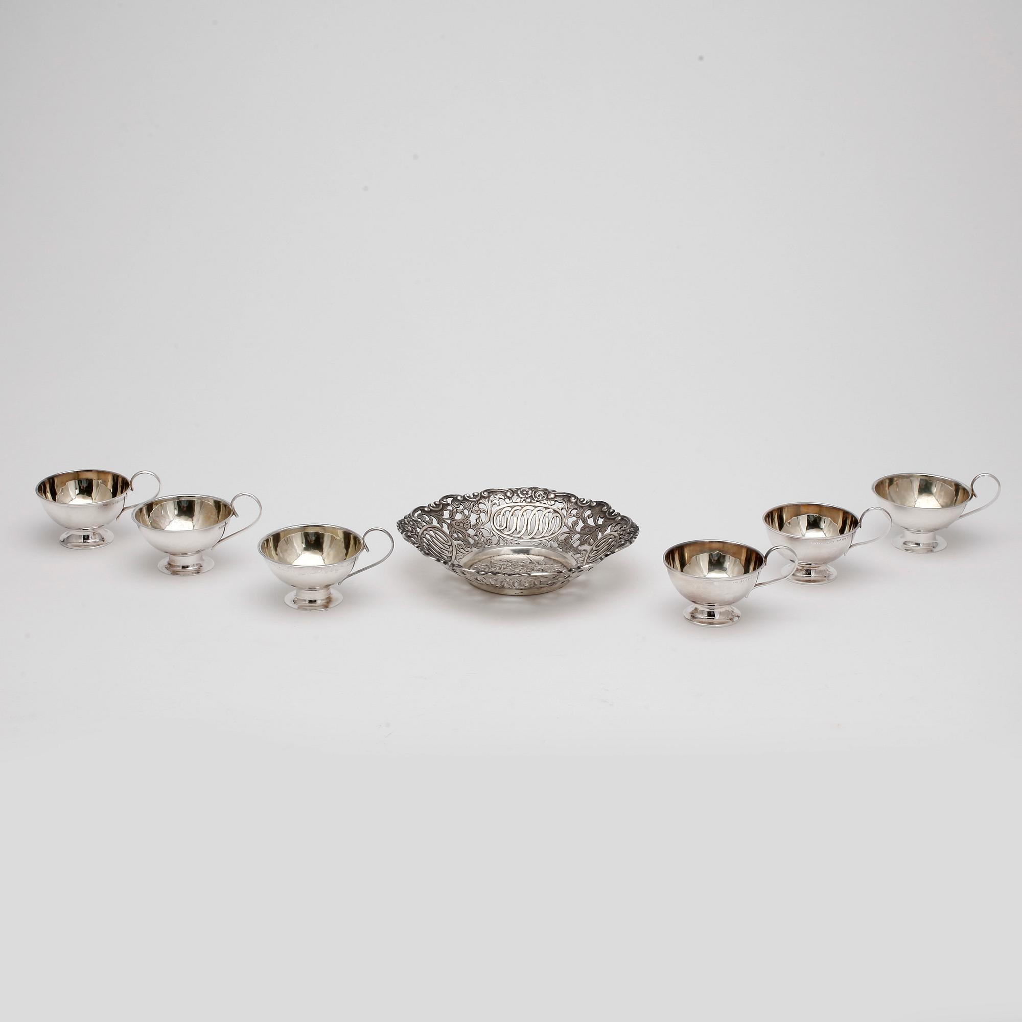 PUNCHMUGGAR, 6  st samt FAT, silver, bla CG Hallberg, Stockholm 1946. Total vikt 387 gr.