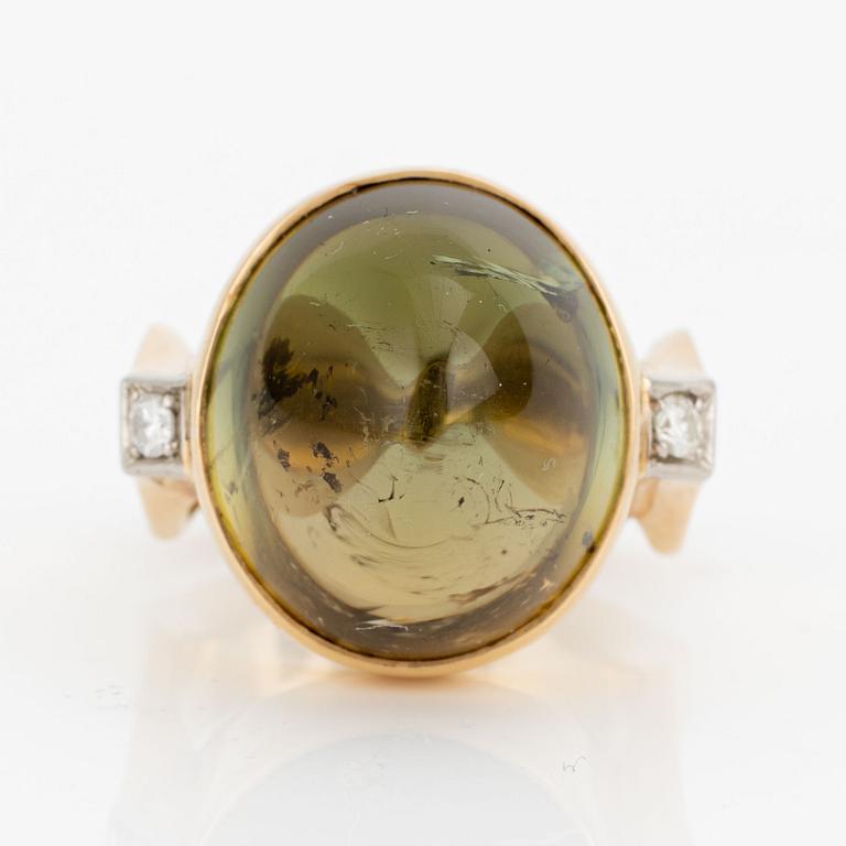 Ring, Hans Scherlund, 18K guld med cabochonslipad turmalin och briljantslipade diamanter.