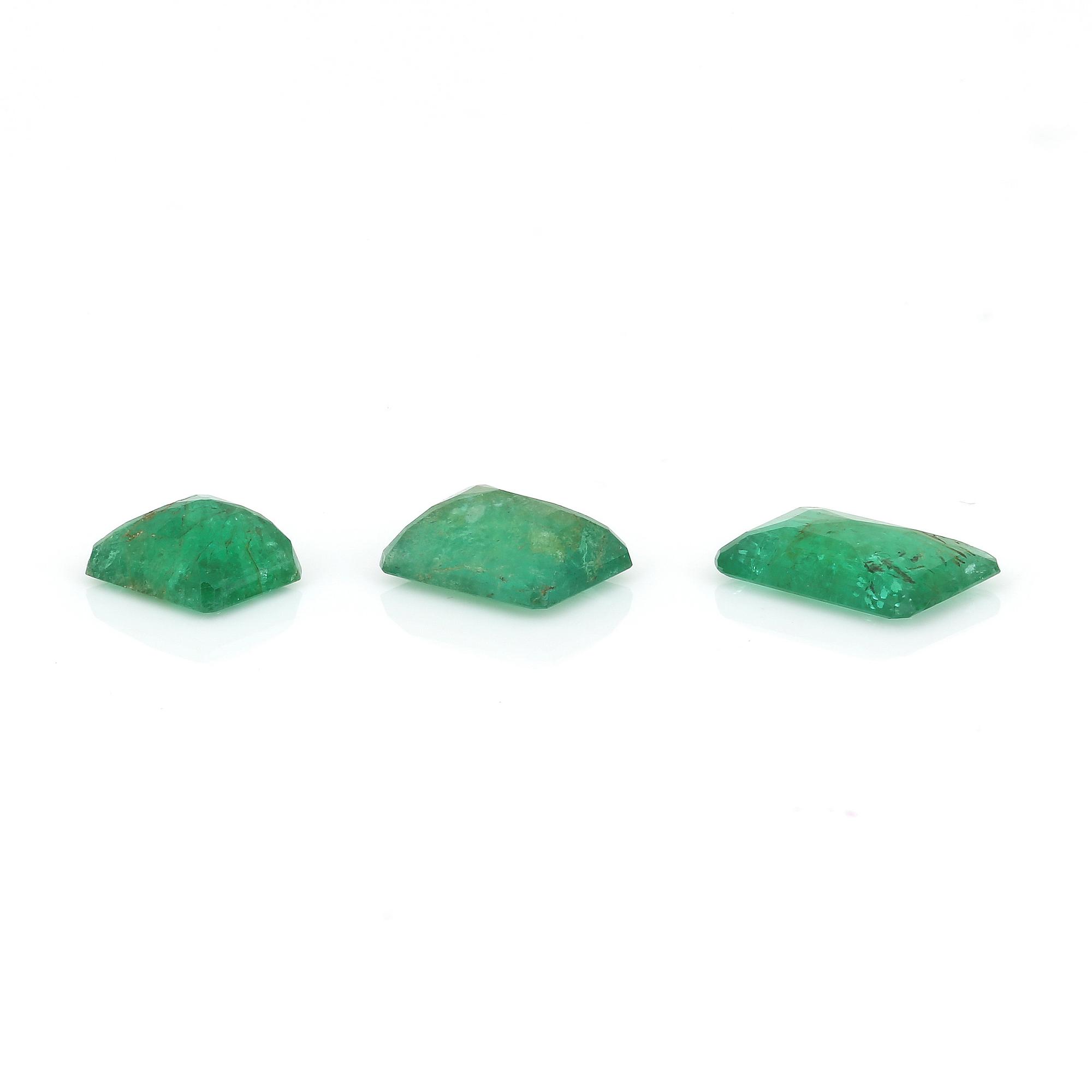 SMARAGDER, 3 st, smaragdslipade, total vikt ca 3,75 ct.