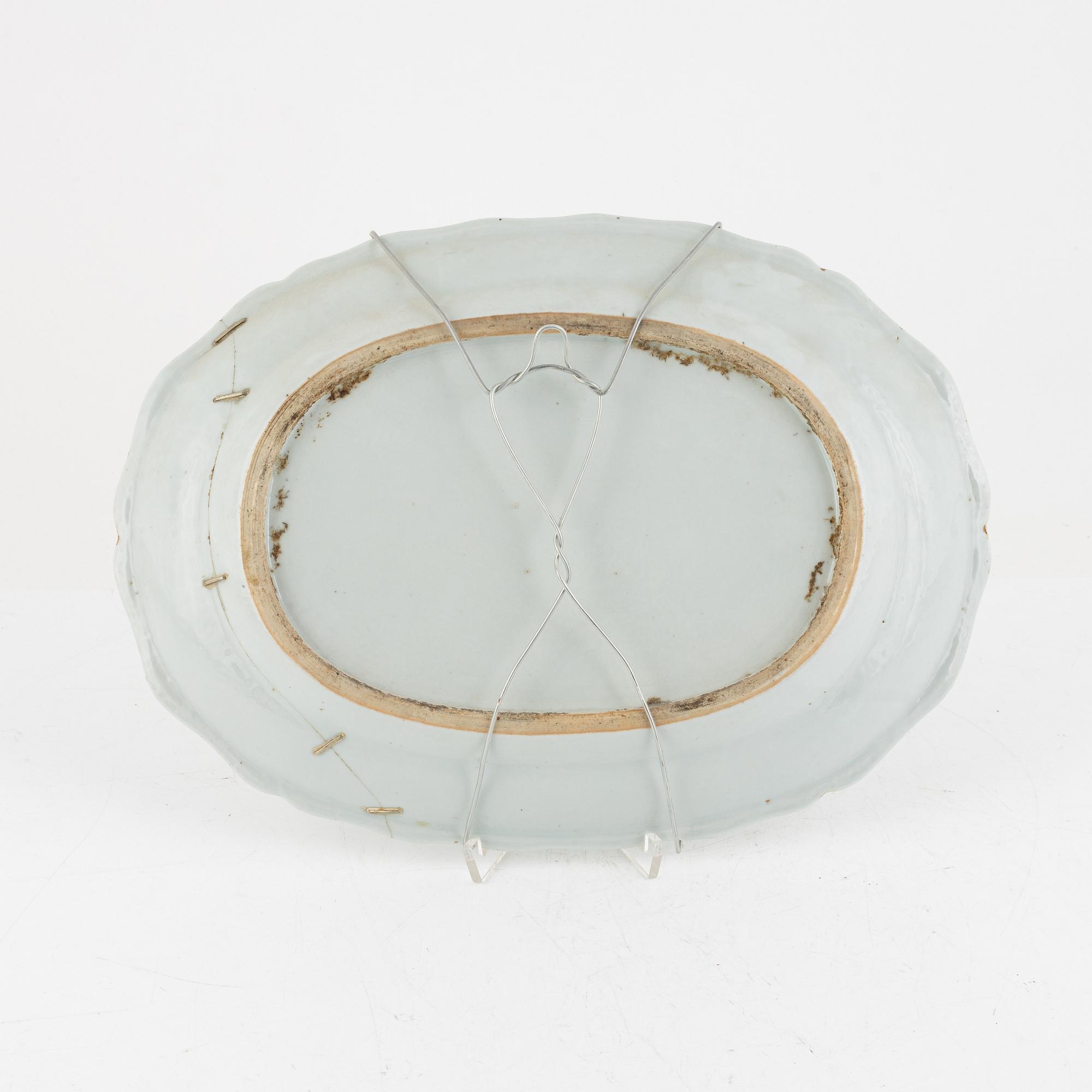 A Chinese export porcelain dish, Qing dynasty, Qianlong (1736-95).