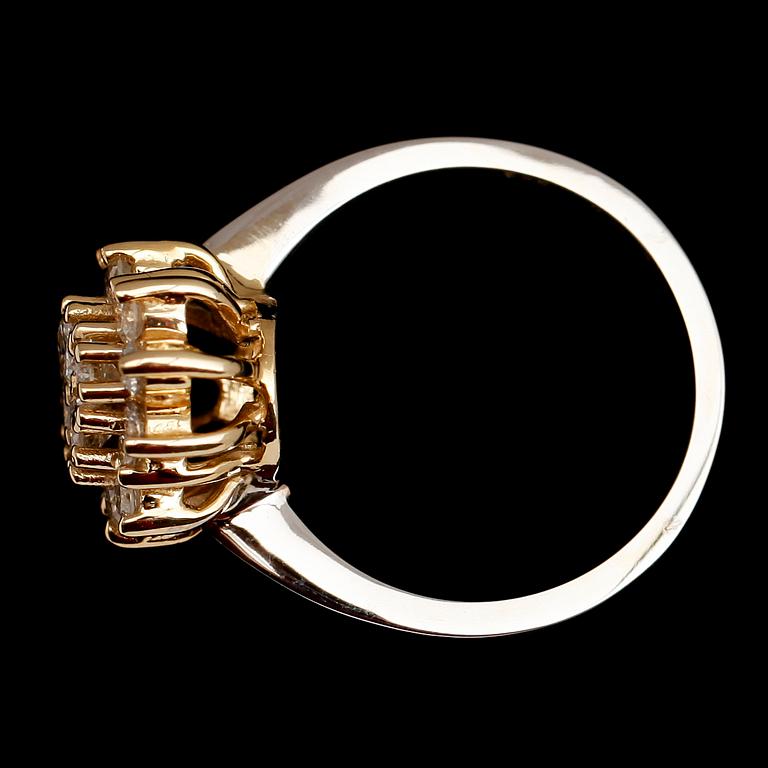 RING, 14 k guld och vitguld, briljanter tot ca 0.95 ct.