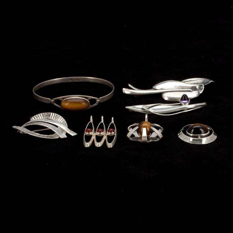 SMYCKEN, 7 st, silver, diverse stenar, diverse finska stämplar bl.a. Elis Kauppi, Salovaara. 1900-talets senare hälft.