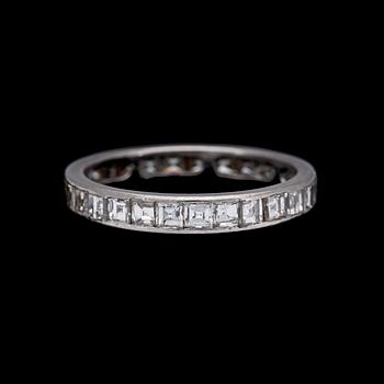 1056. RING, sk eternityring, prinsesslipade diamanter, tot. ca 0.90 ct.