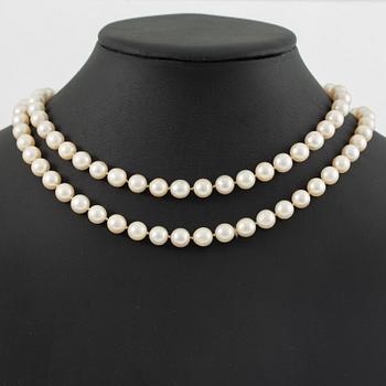 Necklace, longer model with cultured pearls, clasp 18K white gold set with octagonal-cut diamonds.