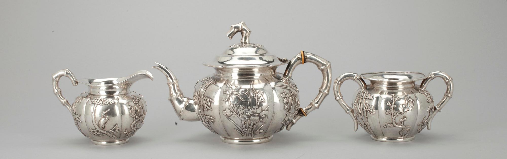 TESERVIS, 3 delar, silver. Stämplad LW (troligen Luen Wo, Shanghai ) Kina tidigt 1900-talets början. Vikt 1244 g.