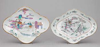 FAT PÅ FOT, 2 st,  porslin, Kina 1900-tal.