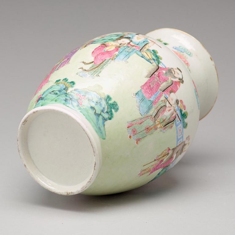 A famille rose vase, Qing dynasty, 19th century.