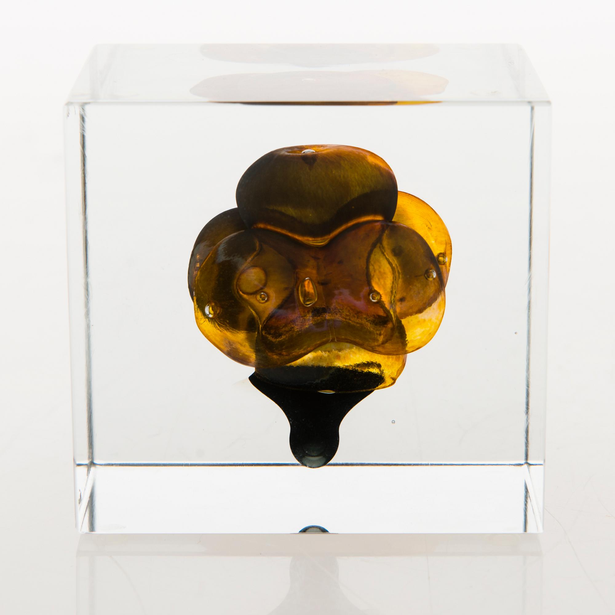 OIVA TOIKKA,  An annual glass cube, signed Oiva Toikka Nuutajärvi 1996 and numbered 528/2000.