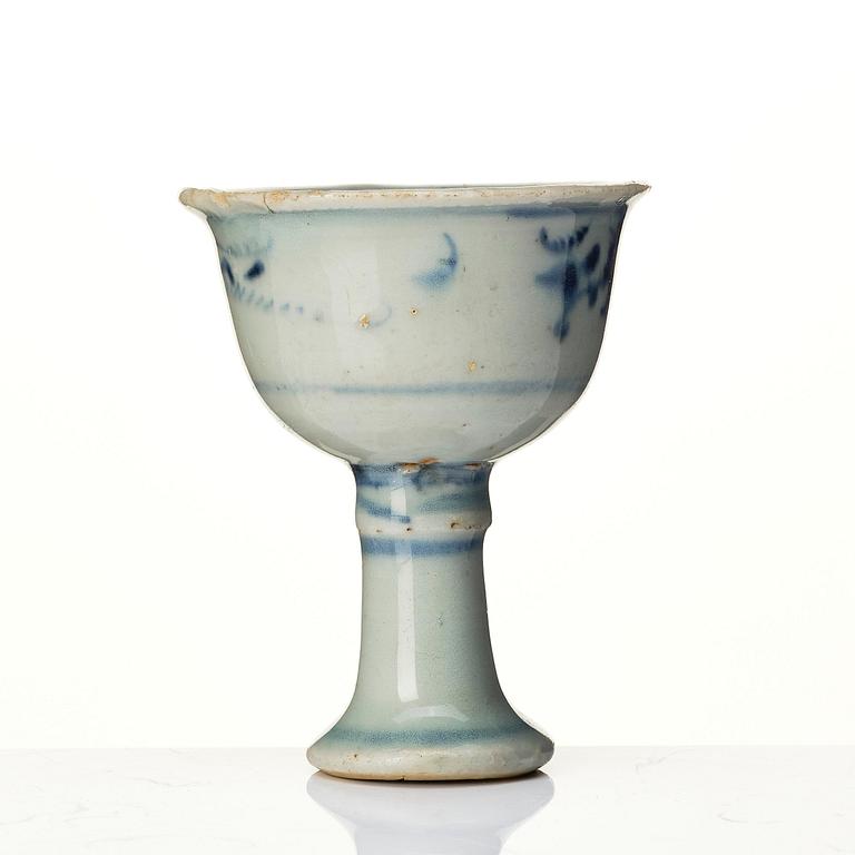 A small blue and white stemcup, Ming dynasty (1368-1644).