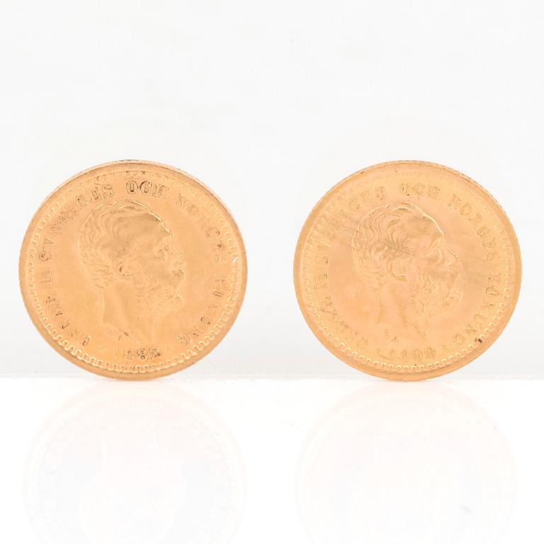 GULDMYNT, 2 st, 5 kronor, Oscar II av Sverige och Norge 1882 resp 1899. Vikt tot ca 4 gram.