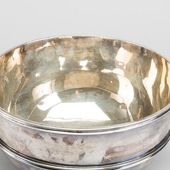 An English early 20th century silver bowl, mark of G & S Co Ltd London 1901.