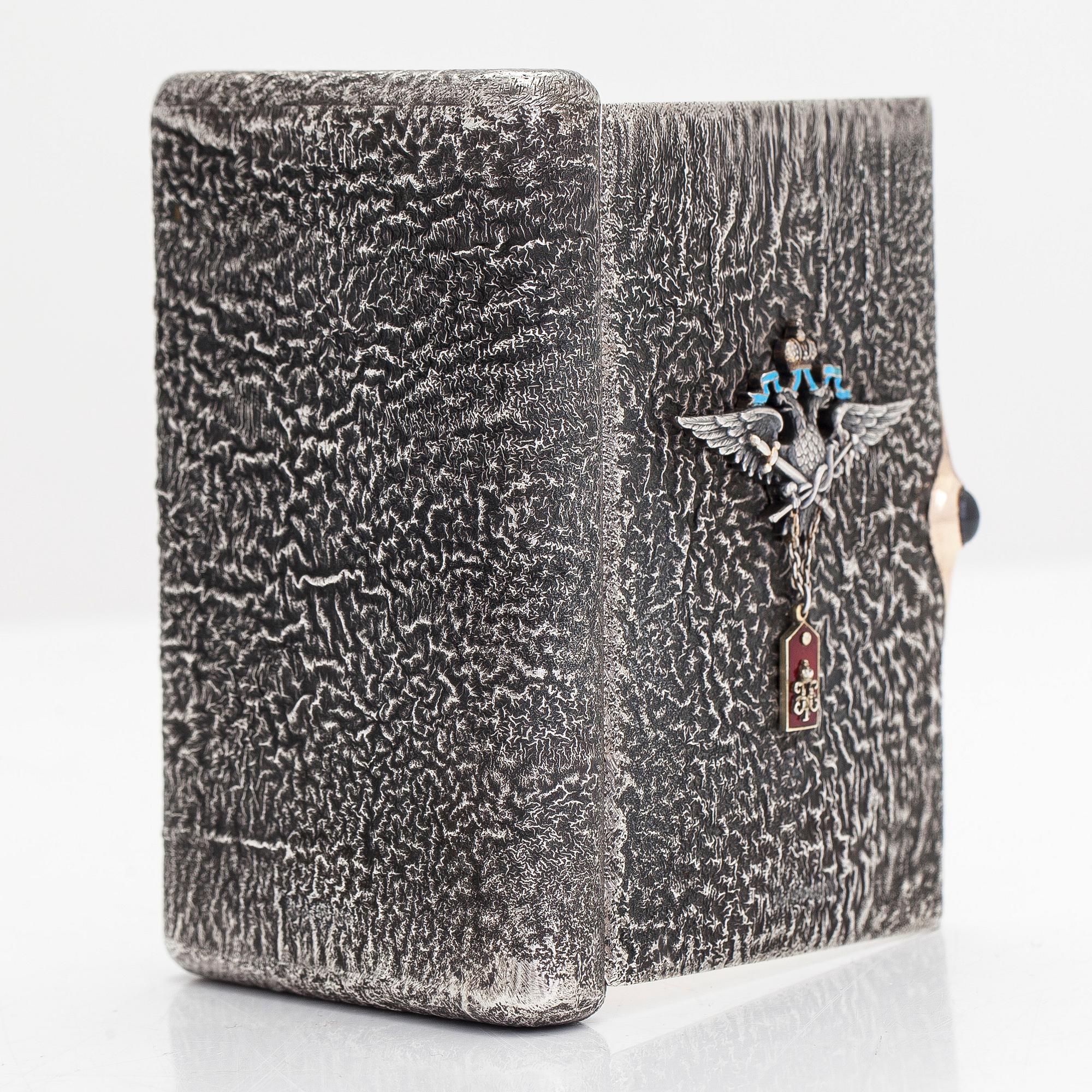 Cigarettetui, silver, samorodok-teknik, emalj. Med tsar Nikolaj I av Rysslands monogram.