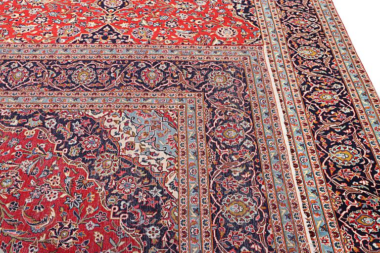 A Kashan carpet, c. 401 x 292 cm.