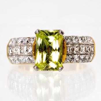 Ring 18K guld yellow-green stone and princess-cut diamonds approx 1,5 ct.