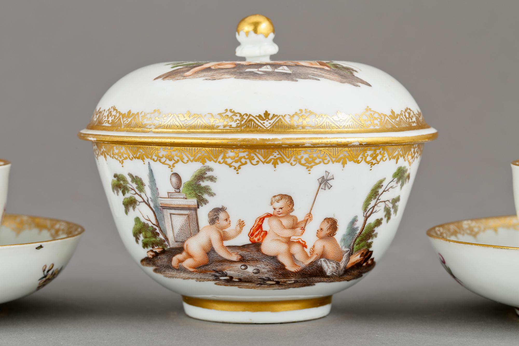 SOCKERSKÅL samt 2 KAFFEKOPPAR PÅ FAT, porslin, Meissenliknande märke. 1800-tal.