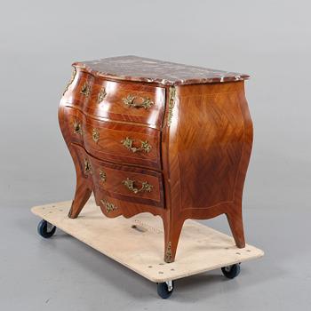 BYRÅ, rokokostil, omkring 1900-talets mitt.