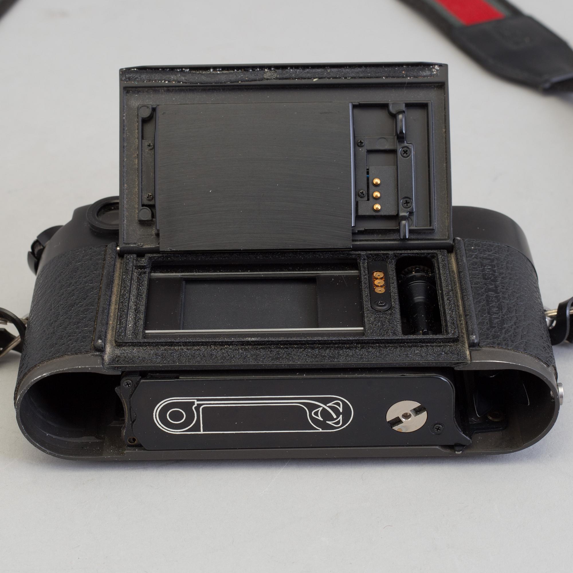 A black body Leica M6 no 1725111 from 1987 with Elmar 1:4/135. With original box.