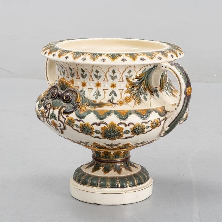 An earthenware urn from Rörstrand, around the year 1900.