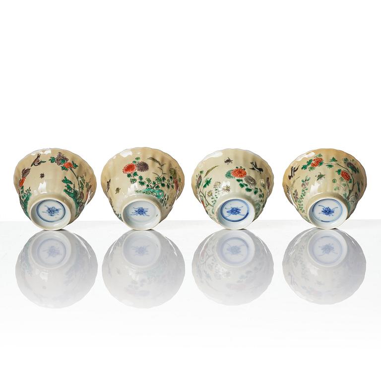 Koppar med fat, fyra stycken, porslin. Qingdynastin, Kangxi (1662-1722).