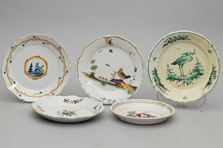 TALLRIKAR, 5 st, fajans och flintgods, Holland och Frankrike, 1800-tal.