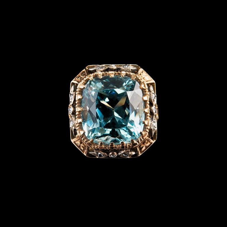 SORMUS, akvamariini n. 14 ct, ruusuhiottuja timantteja. 18K kultaa A. Tillander 1935. Paino 10,5 g.