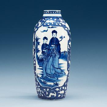 A blue and white vase, Qing dynasty.