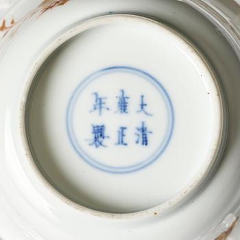 Skålar, ett par, porslin. Qingdynastin med Yongzhengs märke och period (1723-35).