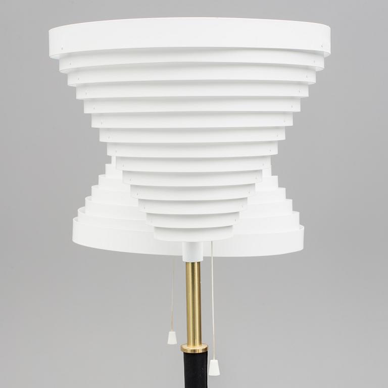 GOLVLAMPA, "modell A810", Alvar Aalto, Artek, Finland, 1900-talets andra hälft.