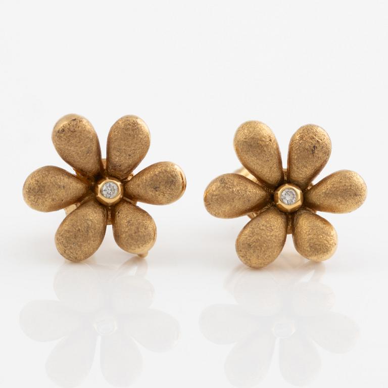 Ole Lynggaard a pair of earrings in 18k gold set with round brilliant-cut diamonds.