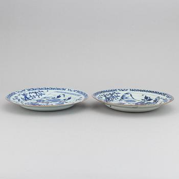 A pair of blue and white dishes, Qing dynasty, Kangxi (1662-1722).