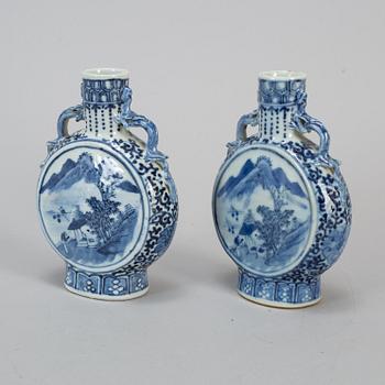 A pair of blue and white pilgrim vases, Qing dynasty, 19th century.