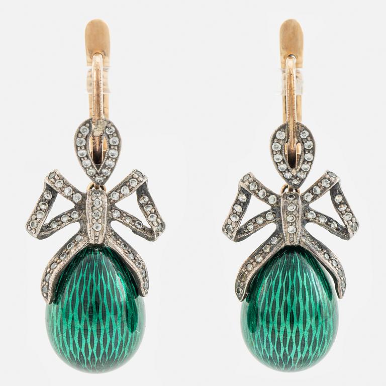 Örhängen ett par emalj/silver och 14K guld med vita stenar.