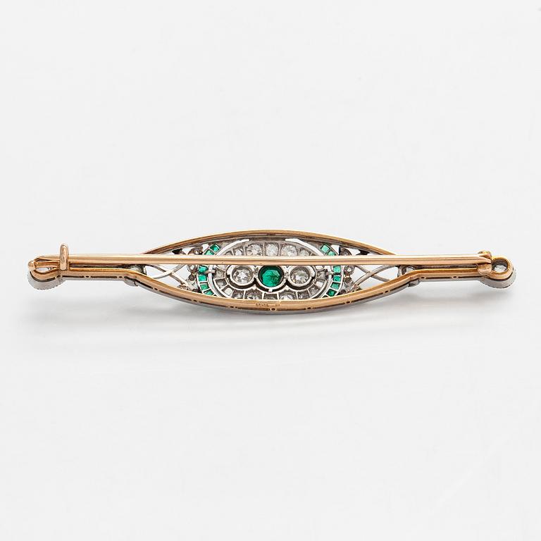 Rintaneula, 14K kultaa/platina, smaragdeja sekä vanha- ja ruusuhiottuja timantteja, Venäjä 1908-26.
