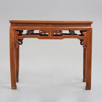Altarbord, hardwood. Qingdynastin (1664-1912).