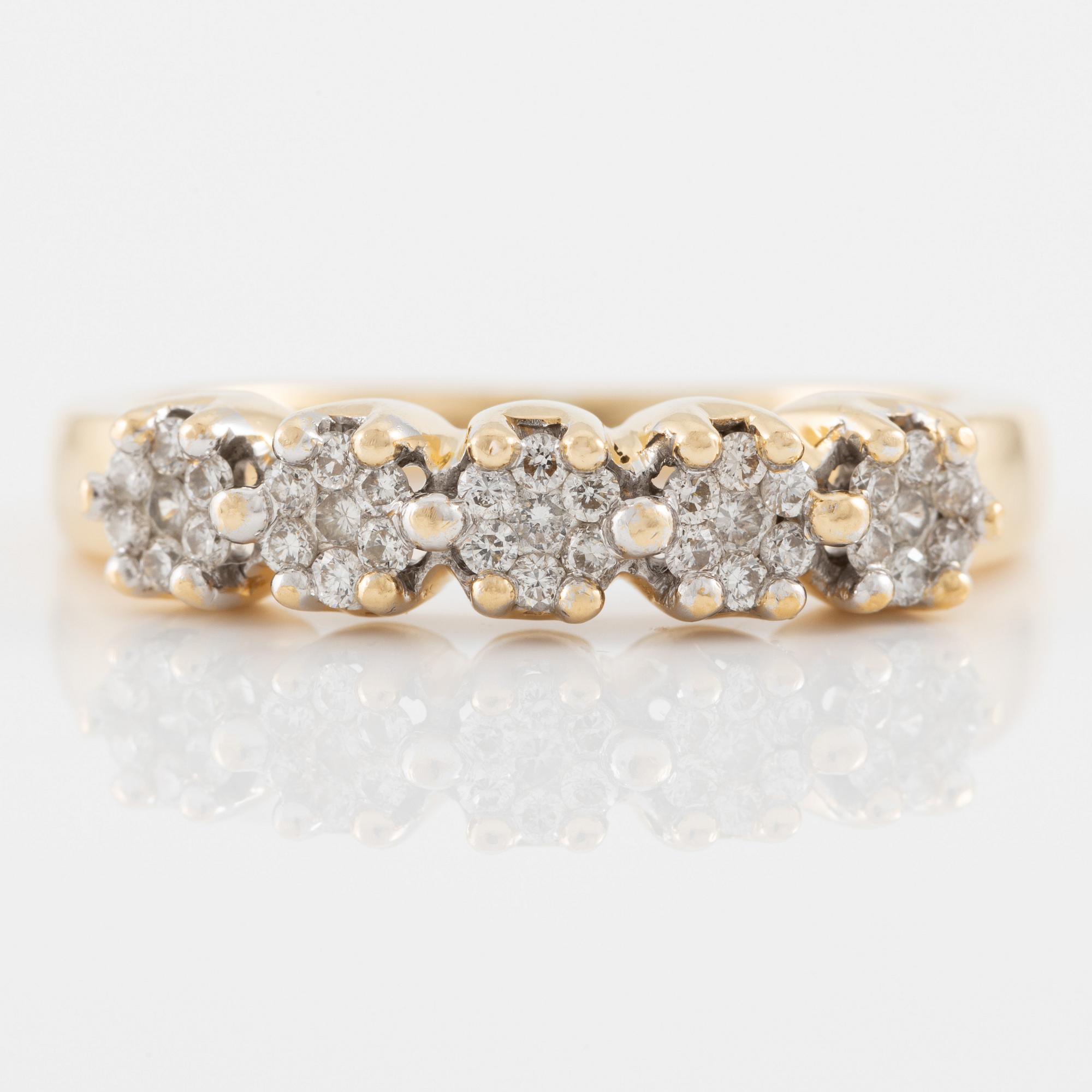 Ring 18K guld med små briljantslipade diamanter.