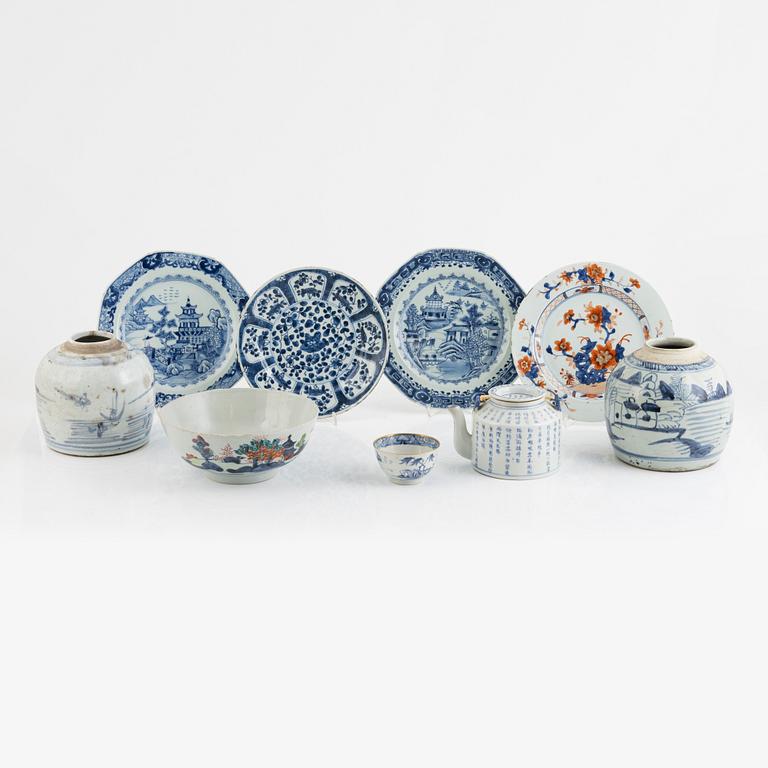Nine pieces of Chinese porcelain, 17th-20th century.
