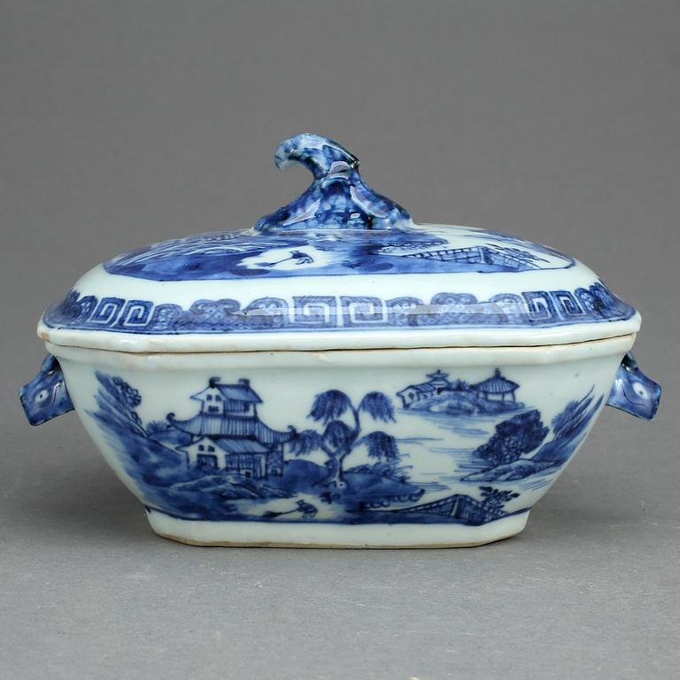 SMÖRTERRIN, porslin Kina, Qingsynastin Qianlong (1736-1795).