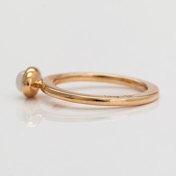 Efva Attling, ring, "Love bead ring", 18K guld och månsten.