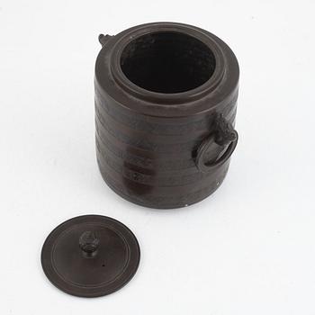 A Japanese bronze jar with cover, Meiji (1868-1912).