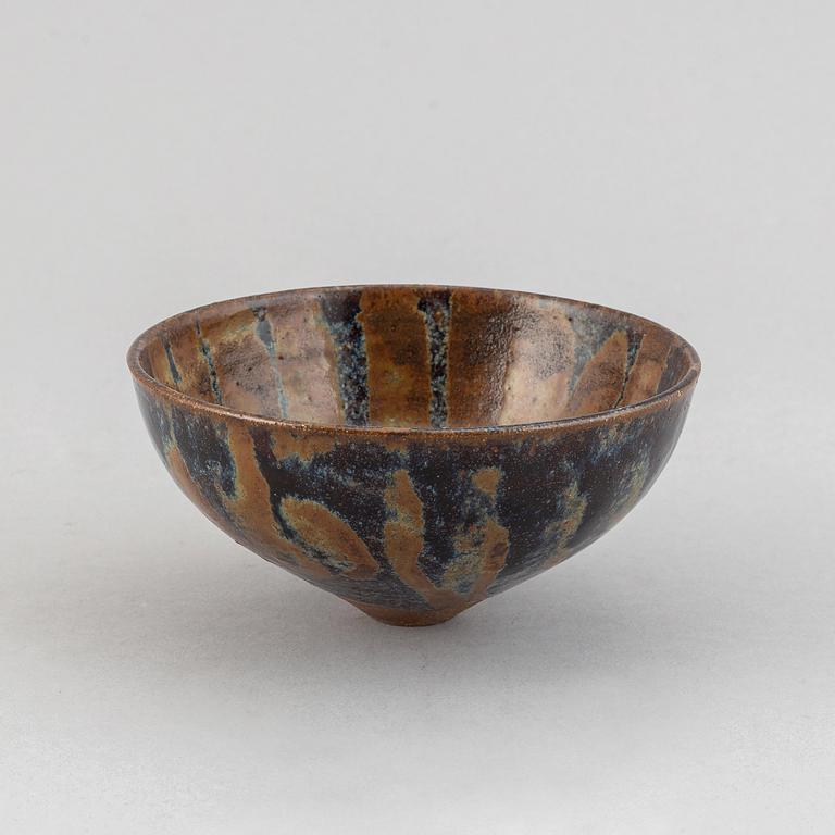 A Japanese tea bowl, 20th century.