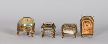 KLOCKFODRAL, 4 stycken, glas och metall 1800/1900-tal.