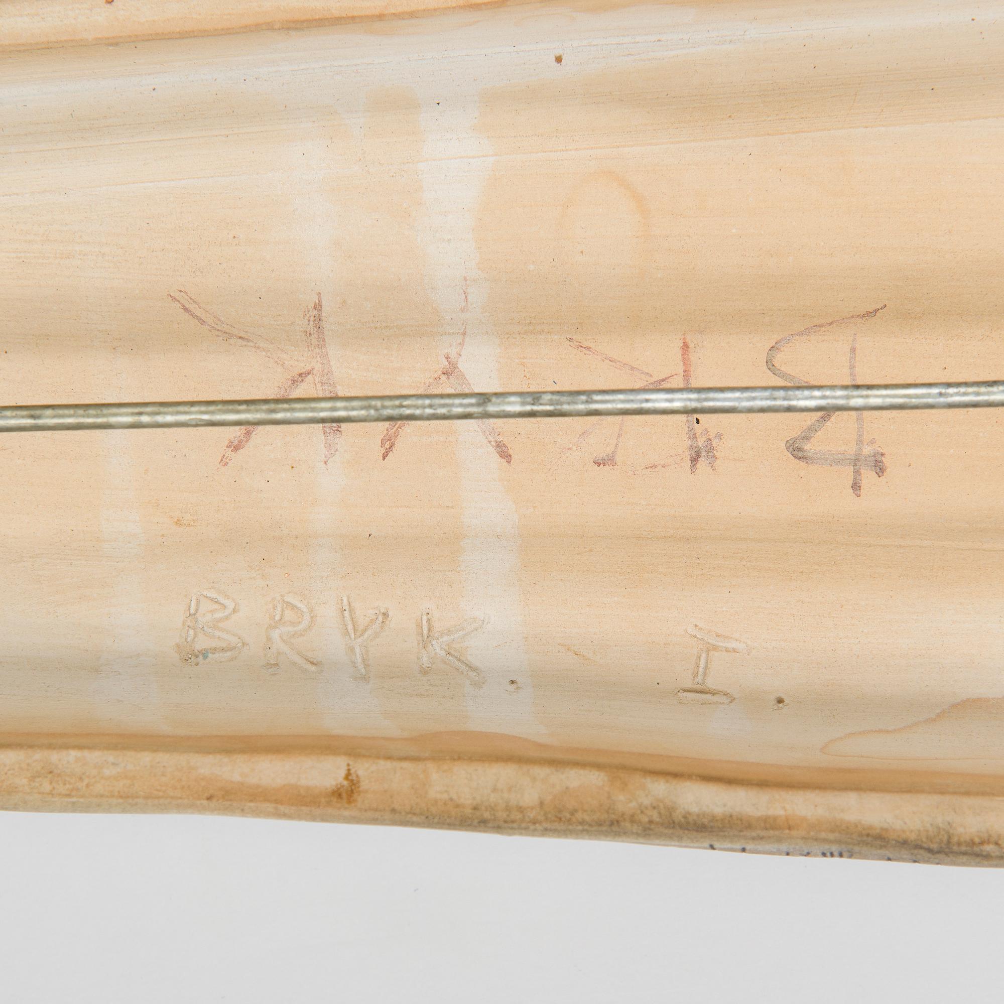 Rut Bryk, reliefi, signeerattu BRYK.