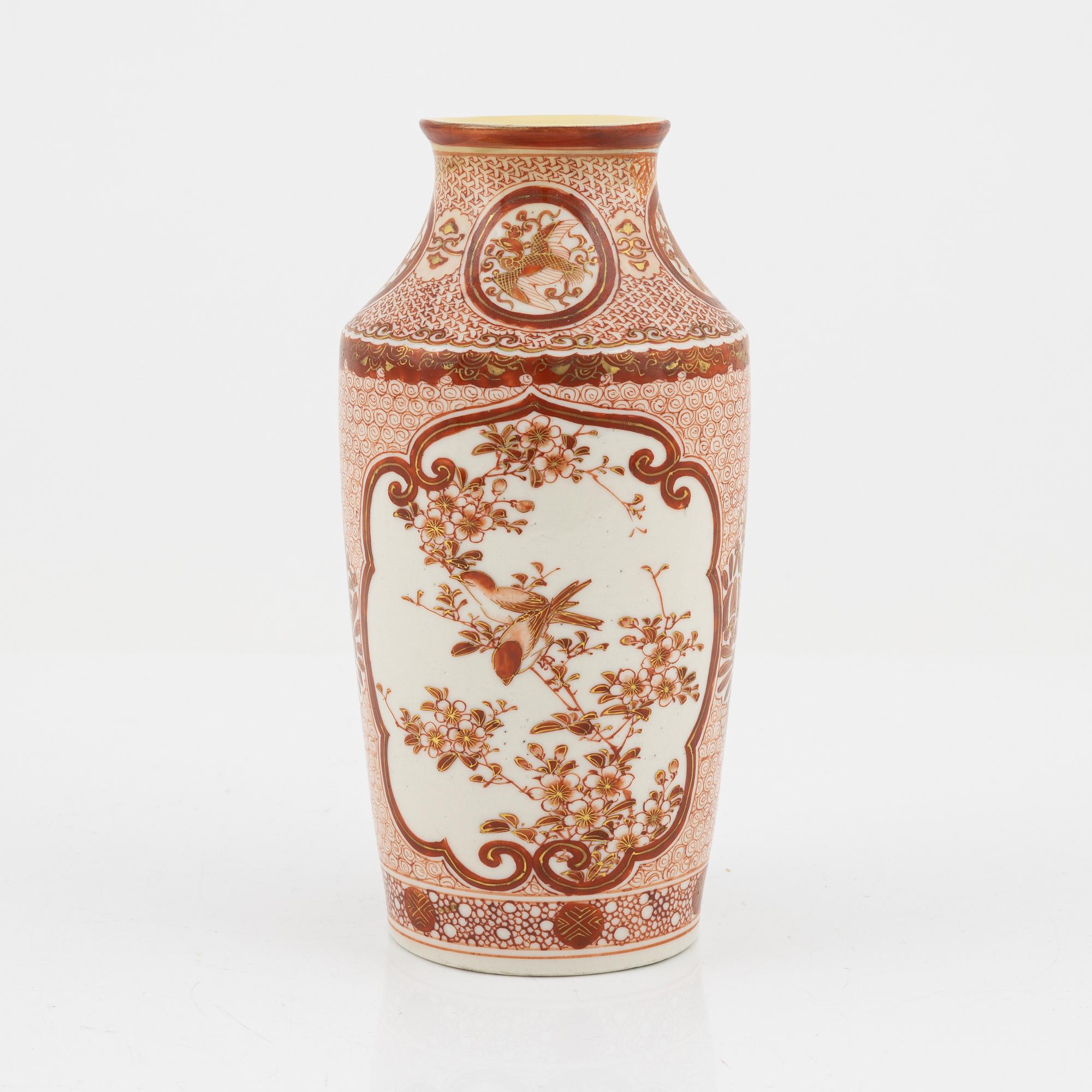 A porcelain vase, Japan, beginning of the 20th century.