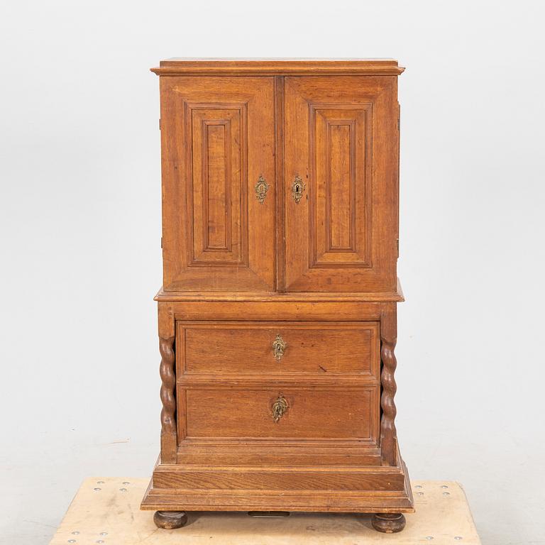 skåp barockstil 1800-tal.