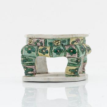 A famille verte bisquit vase and stand, Qing dynasty, 18th Century.