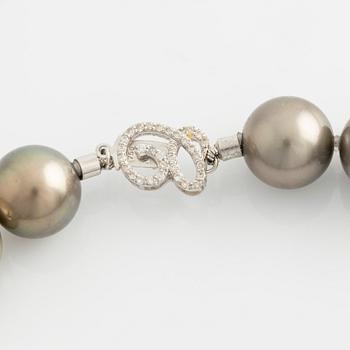 A Tahitian cultured pearl necklace.