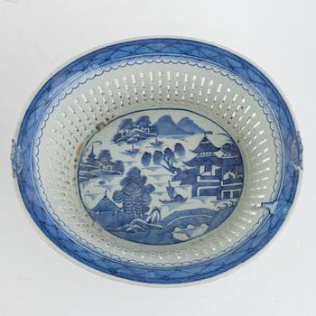 A porcelain chestnut bowl with stand, China, Jiaqing (1796-1820).