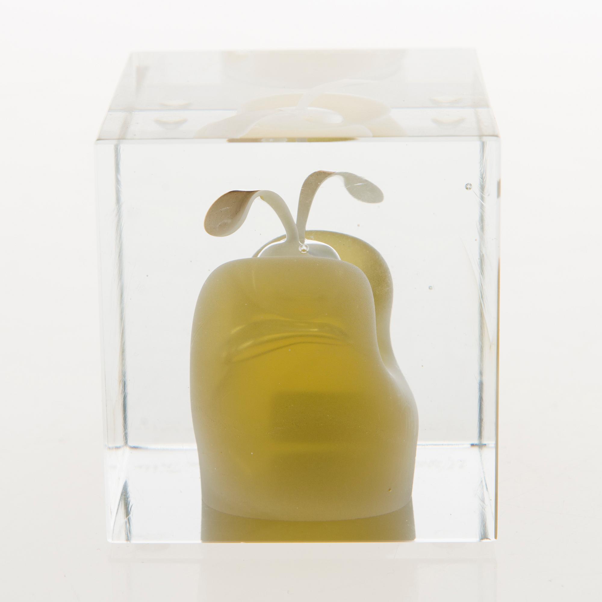 OIVA TOIKKA, AN ANNUAL CUBE, glass, signed Oiva Toikka Nuutajärvi 1989, numbered 27/2000.